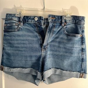 American Eagle mom short, high waisted denim, size 8. Gently used